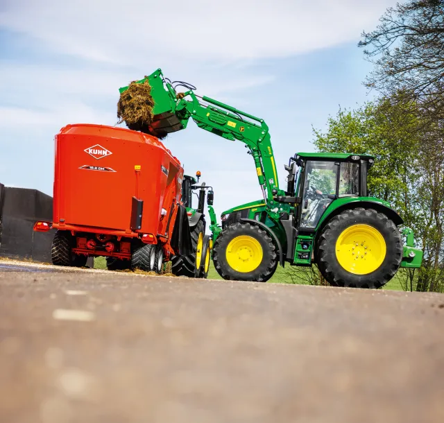 John Deere und Kuhn, Original_web.jpg